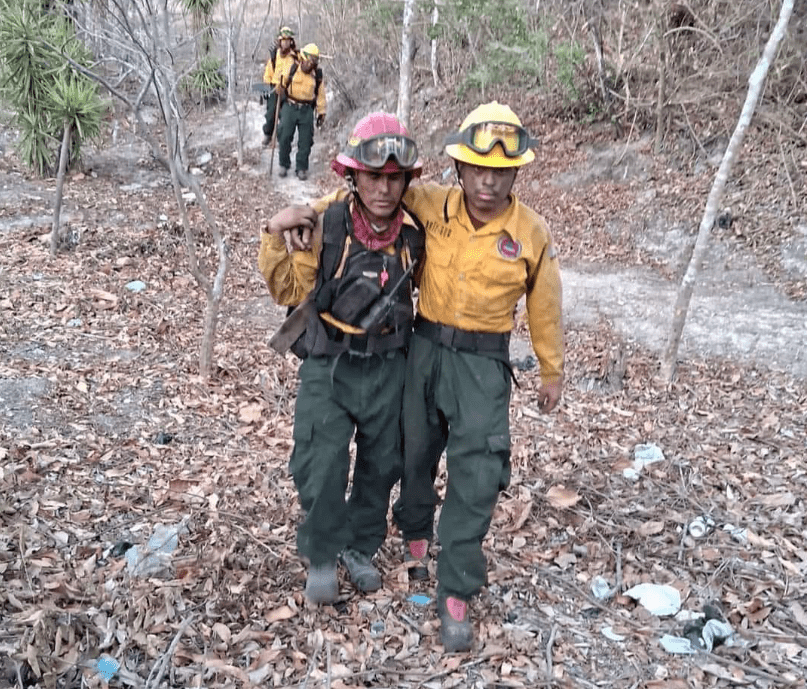 Bomberos que combaten incendio en volcán se enfrentan a condiciones severas