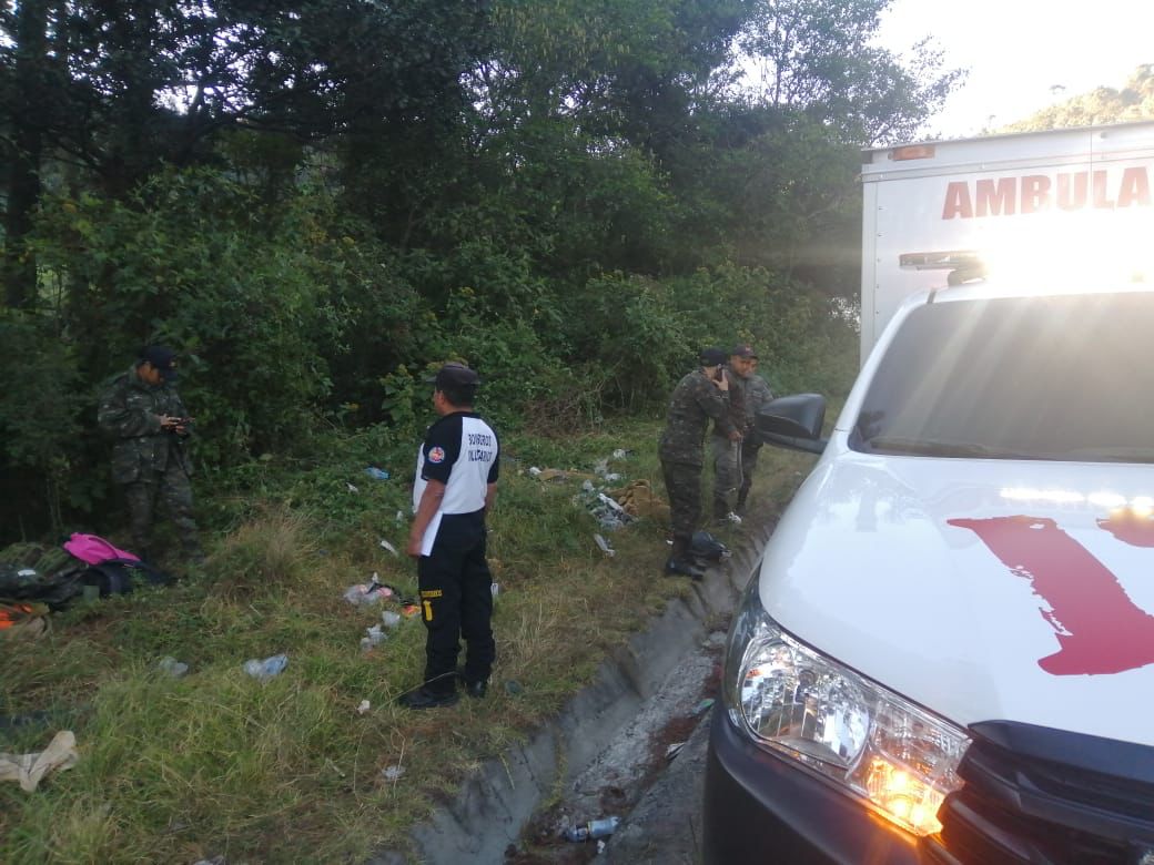 Vehículo cae a barranco en ruta Interamericana