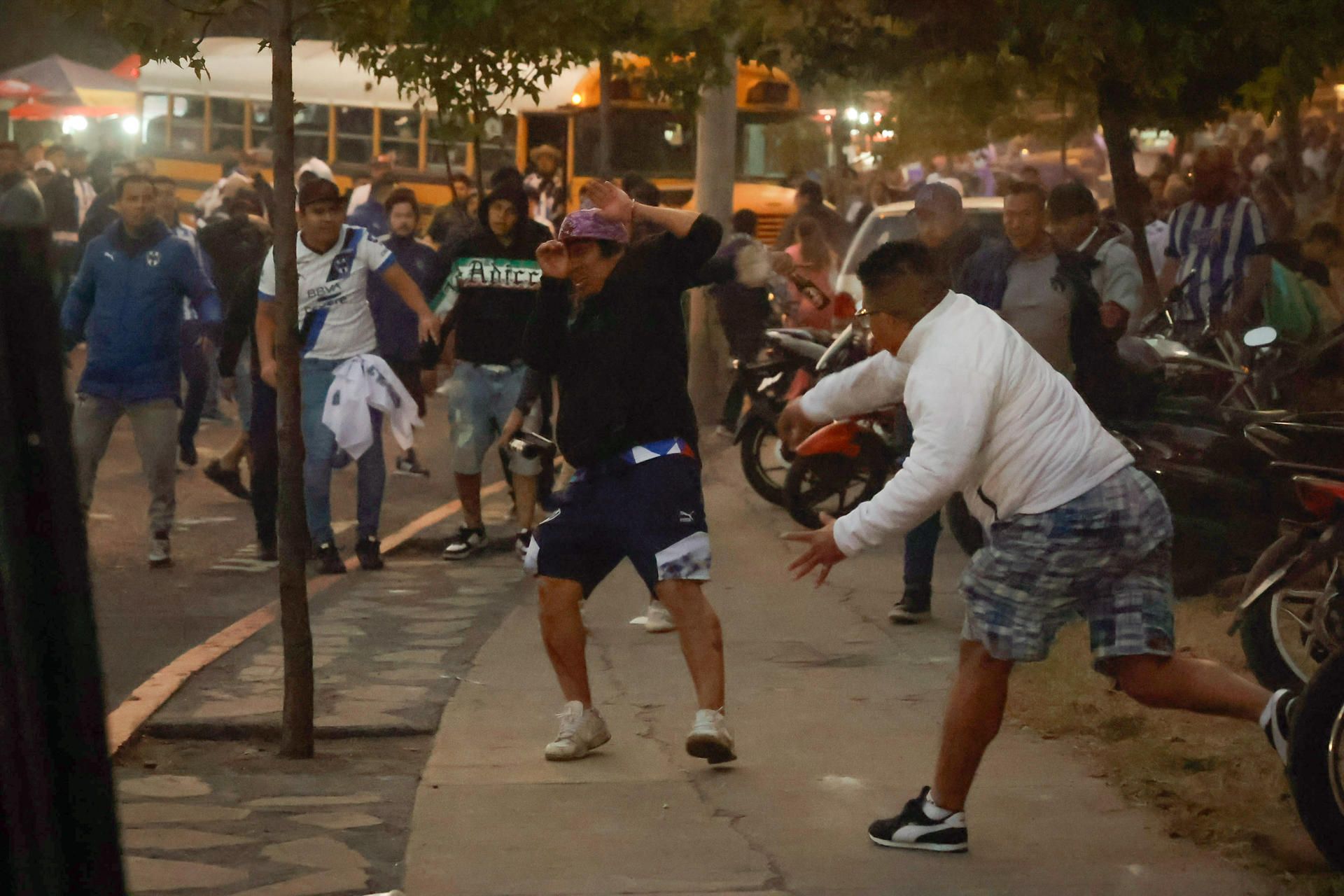 Comunicaciones-Monterrey: Disturbios en alrededores del estadio Nacional