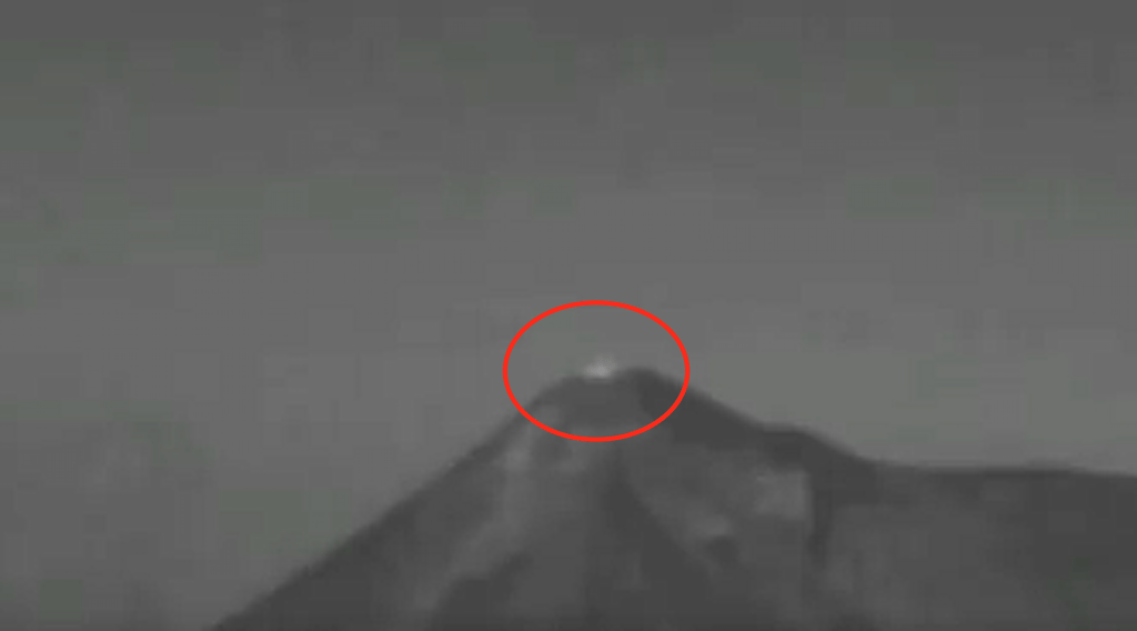 VIDEO. Extraña luz aparece sobre el volcán de Fuego