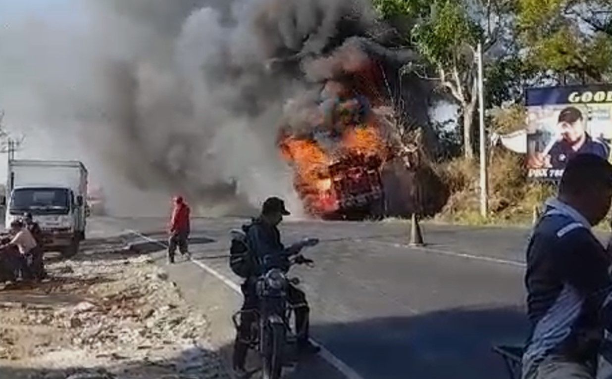 Bus extraurbano prende en llamas en carretera hacia Escuintla