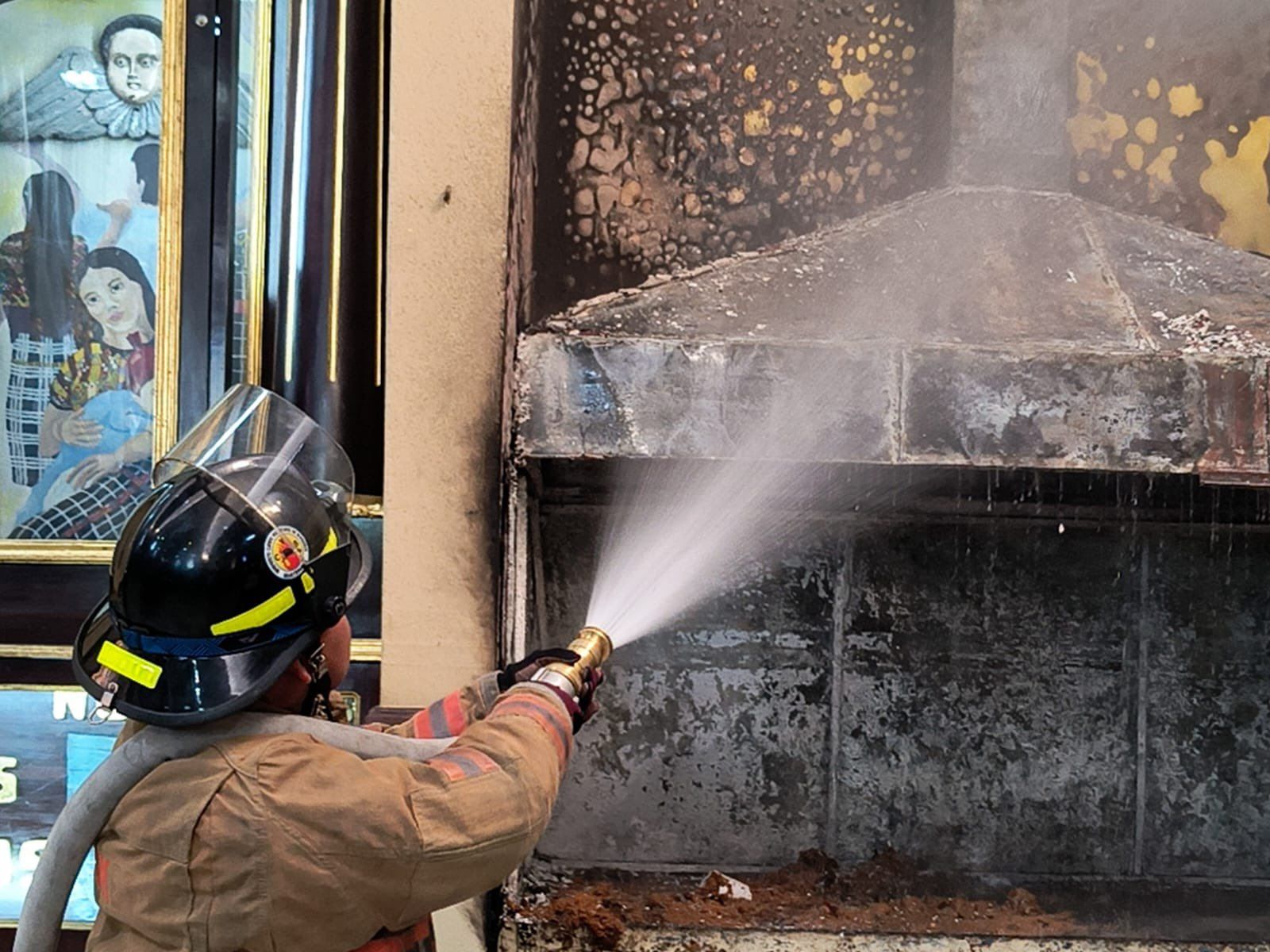 Bomberos controlan incendio dentro de templo parroquial