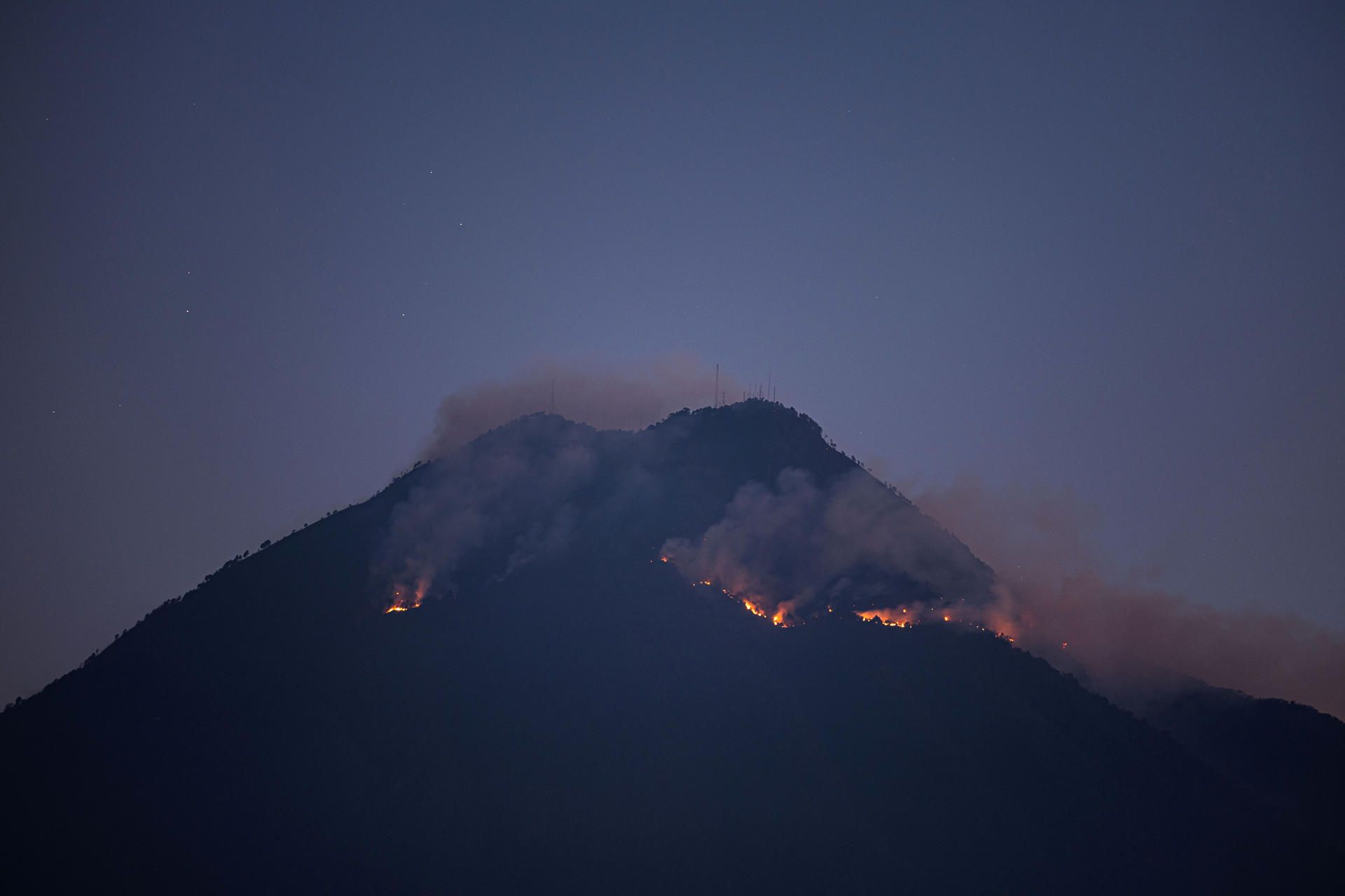 Incendio en el volcán de Agua ha consumido 50 hectáreas de bosque