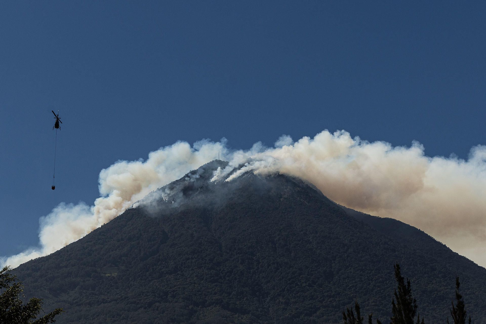 Pobladores preocupados por el incendio en volcán de Agua