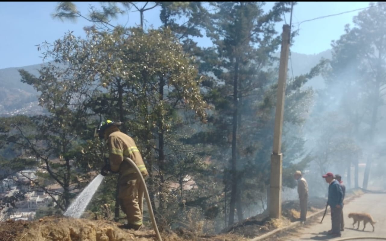 Bomberos Voluntarios apagan incendio forestal en Totonicapán