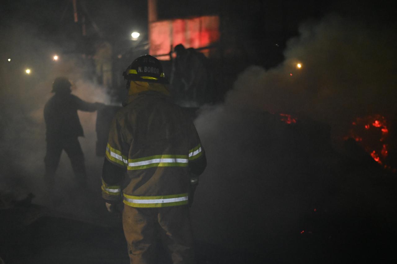 Incendio consume viviendas en San Juan Sacatepéquez