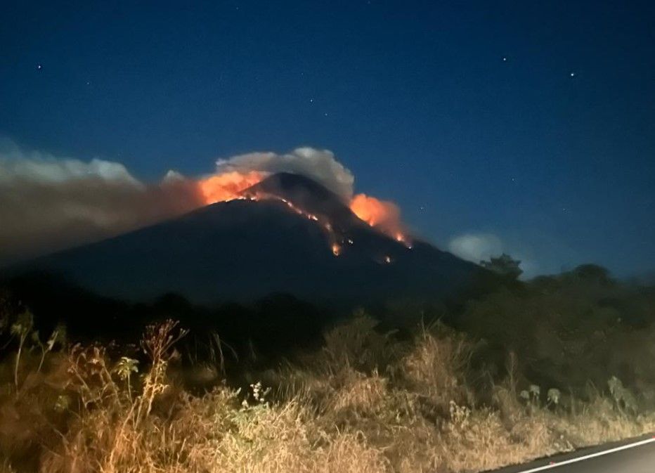 Refuerzan acciones para controlar incendio en el volcán de Agua