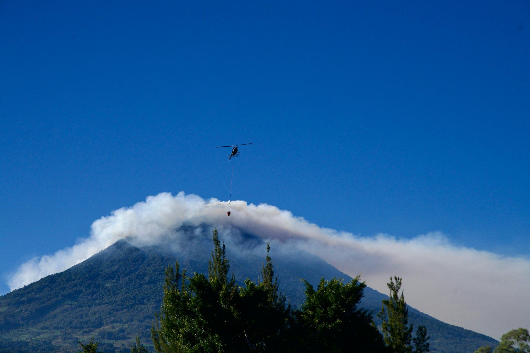 Conred declara alerta anaranjada institucional por incendio en volcán de Agua