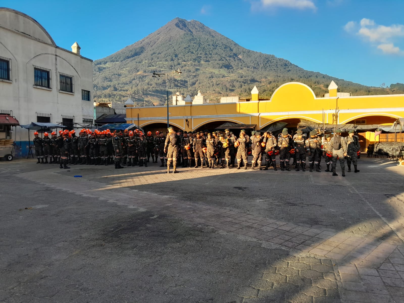 Incendio en volcán de Agua está controlado y liquidado en un 80%