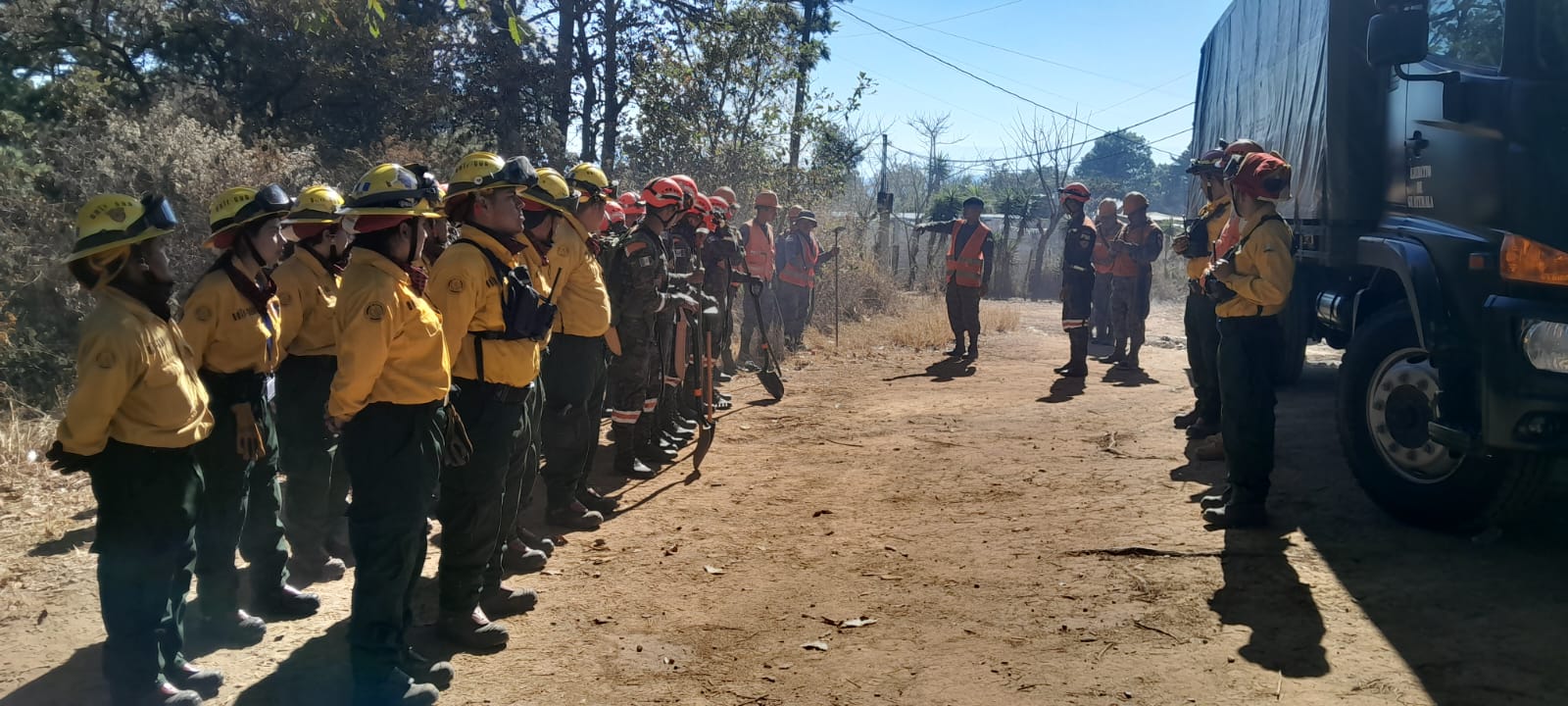 Trabajan para apagar tres nuevos incendios forestales en el país