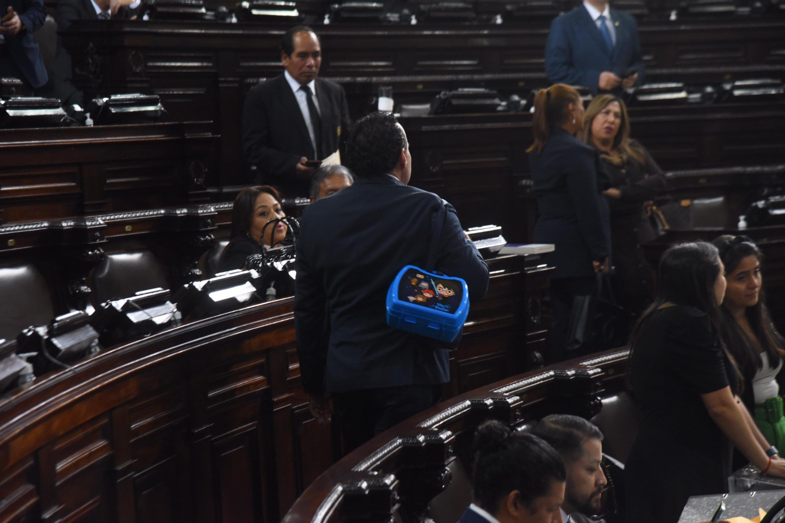 ¡Con loncheras! Diputados llevan sus alimentos al Congreso