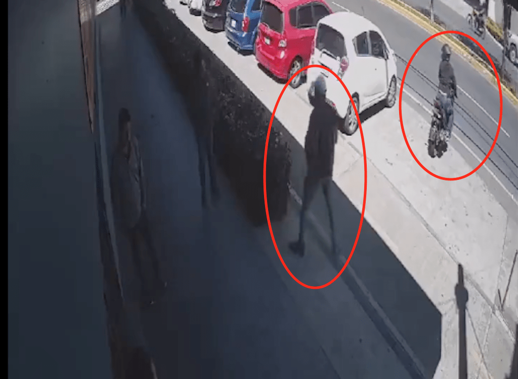 VIDEO. El momento en que motoladrones asaltan a tres peatones en la zona 4