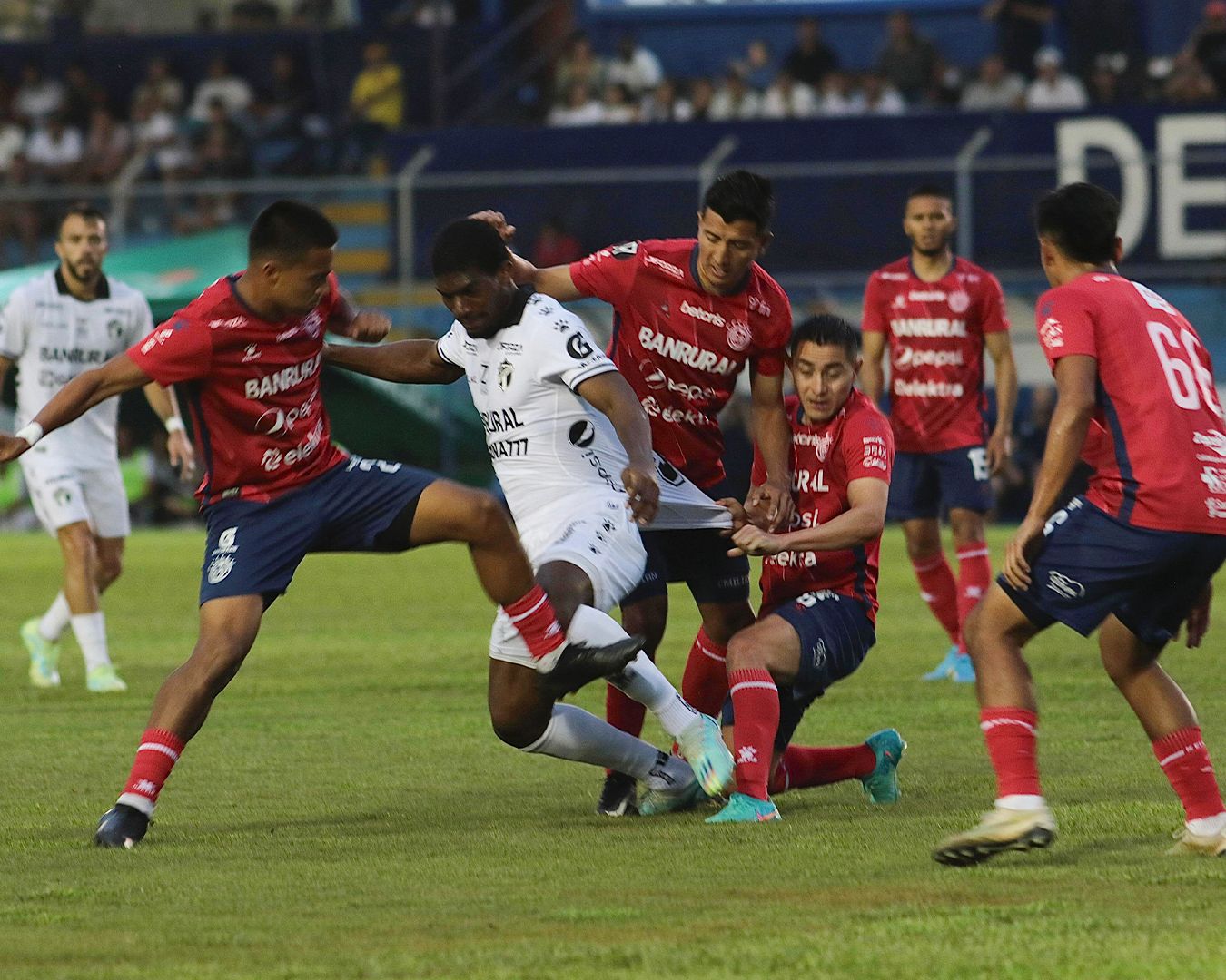 Friccionado empate entre Comunicaciones y Xelajú MC