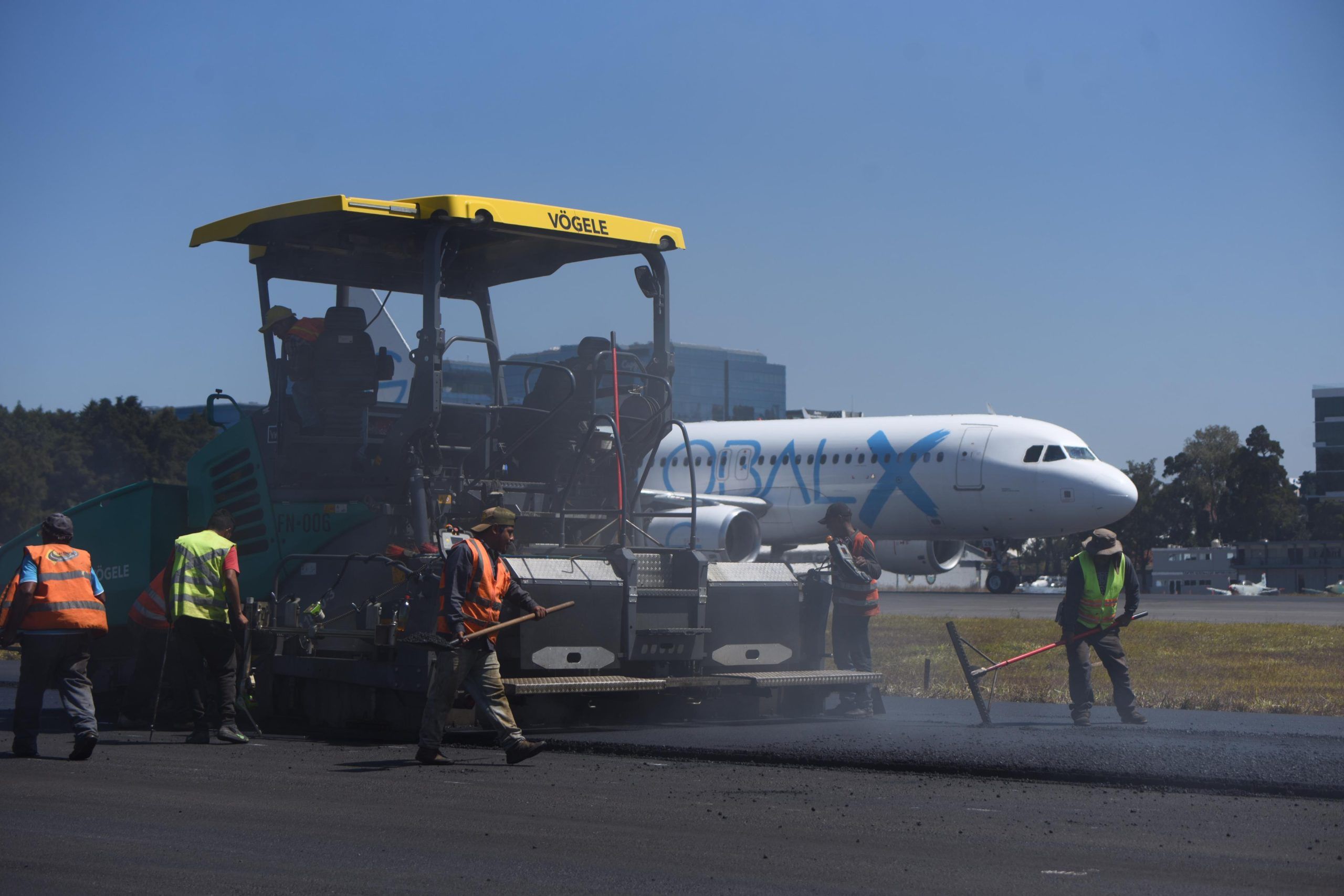 Ministra de Comunicaciones pide acelerar mantenimiento de pista del aeropuerto