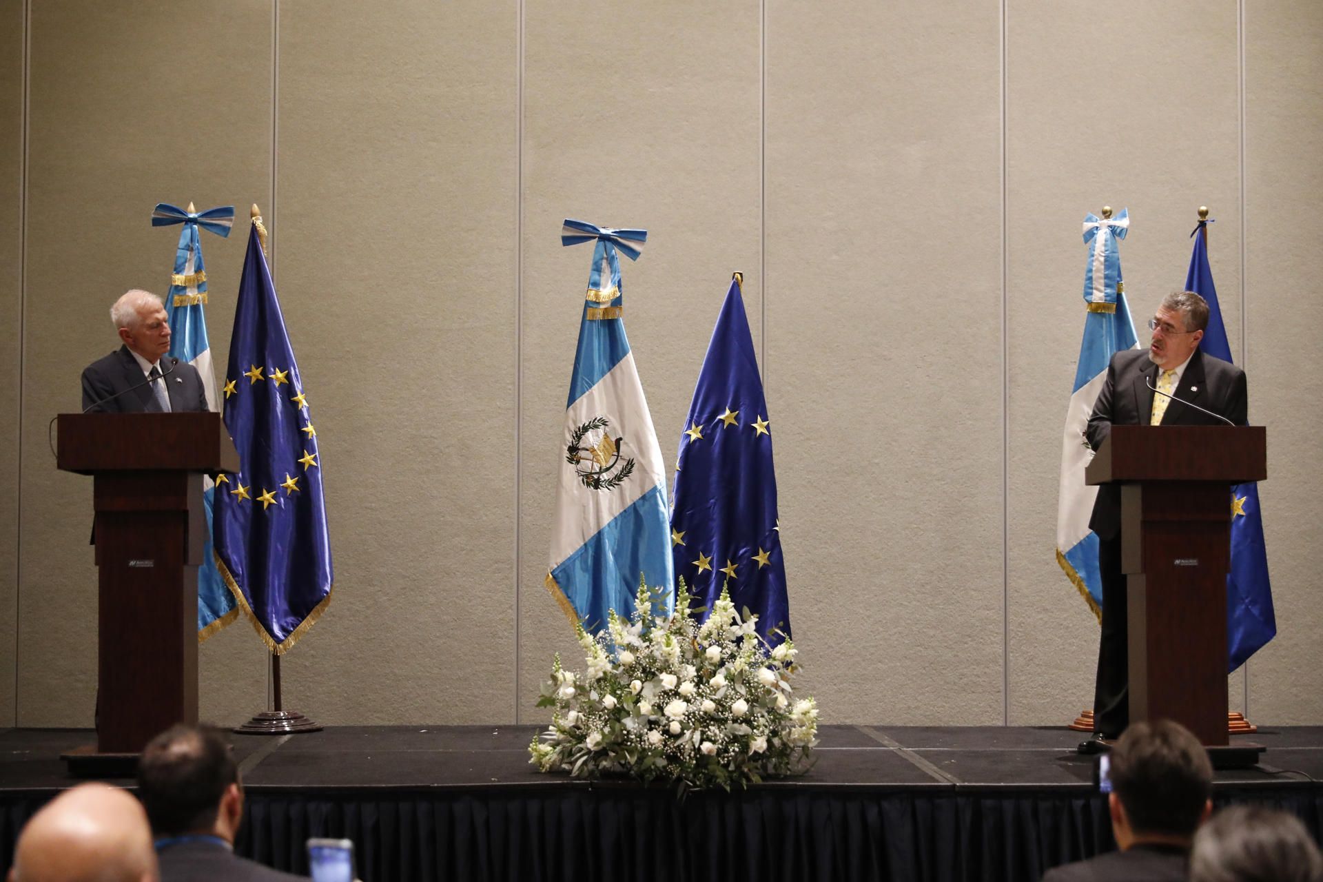 La UE y Guatemala firman un memorando para reforzar su relación en presencia de Arévalo