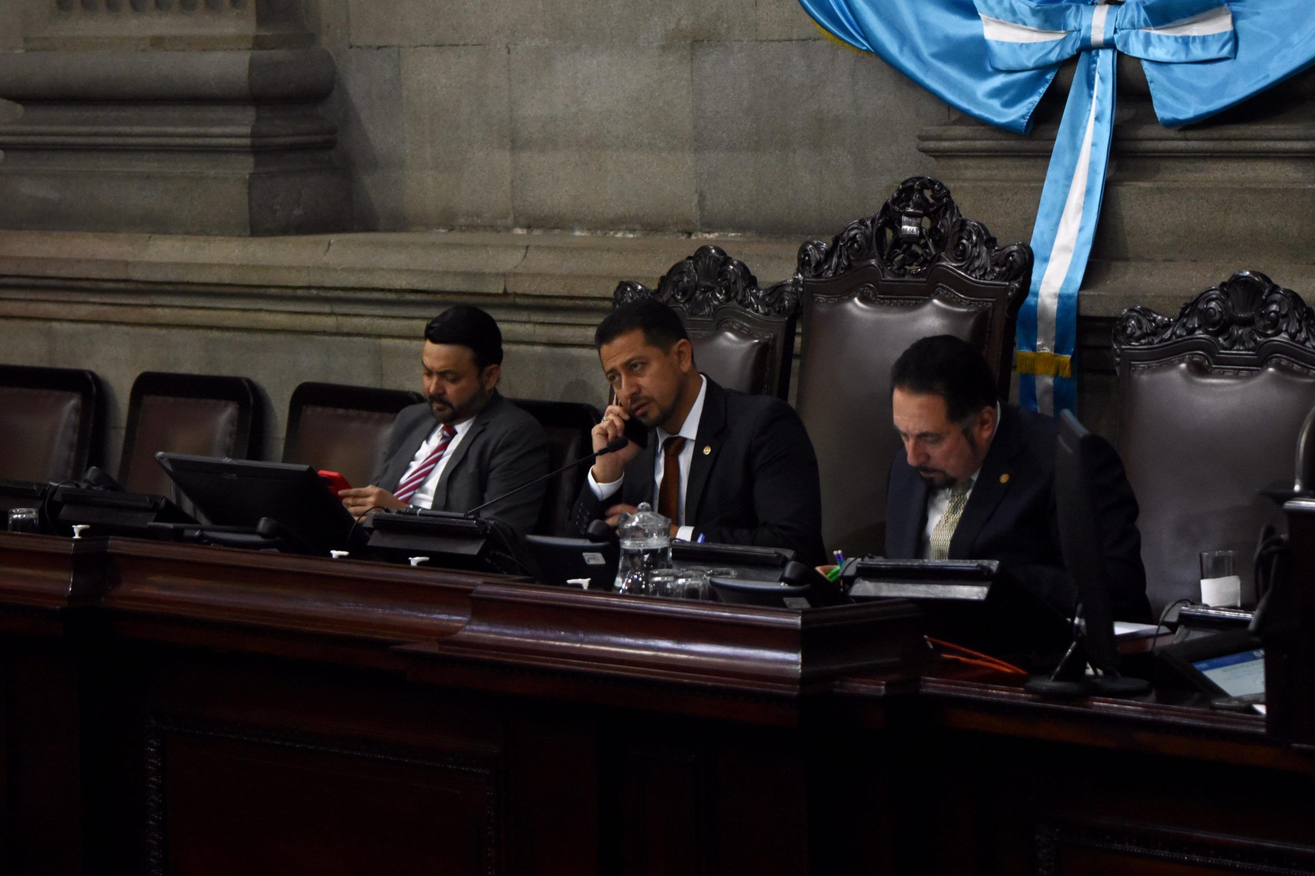 Junta directiva busca reducir plazas en el Congreso