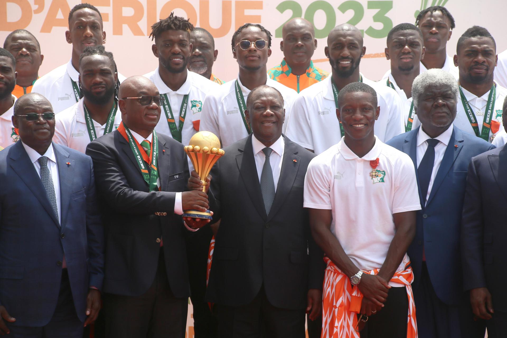 Jugadores de Costa de Marfil y Nigeria son premiados por el Presidente