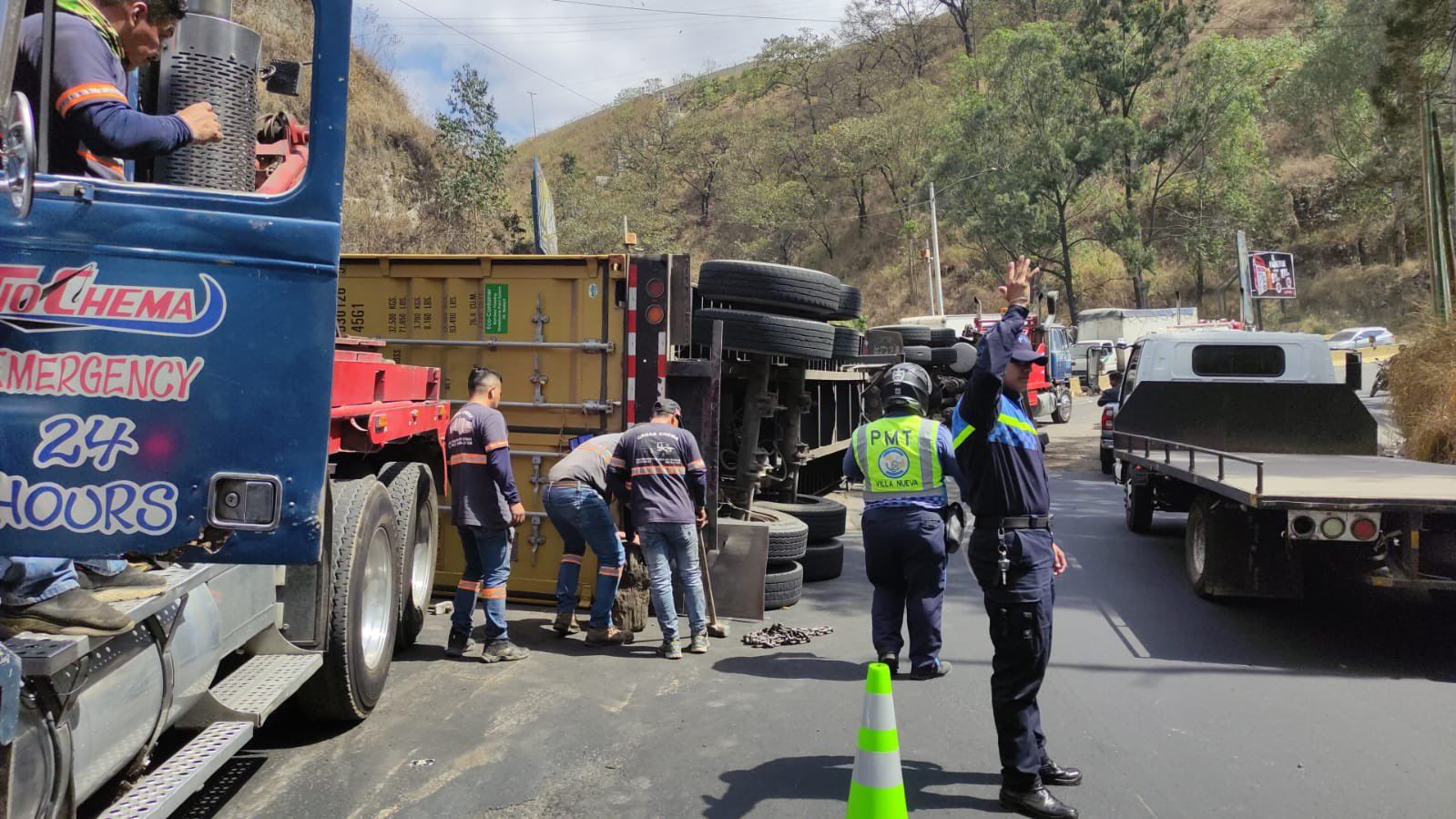 Tránsito paralizado en Villa Nueva por tráiler volcado