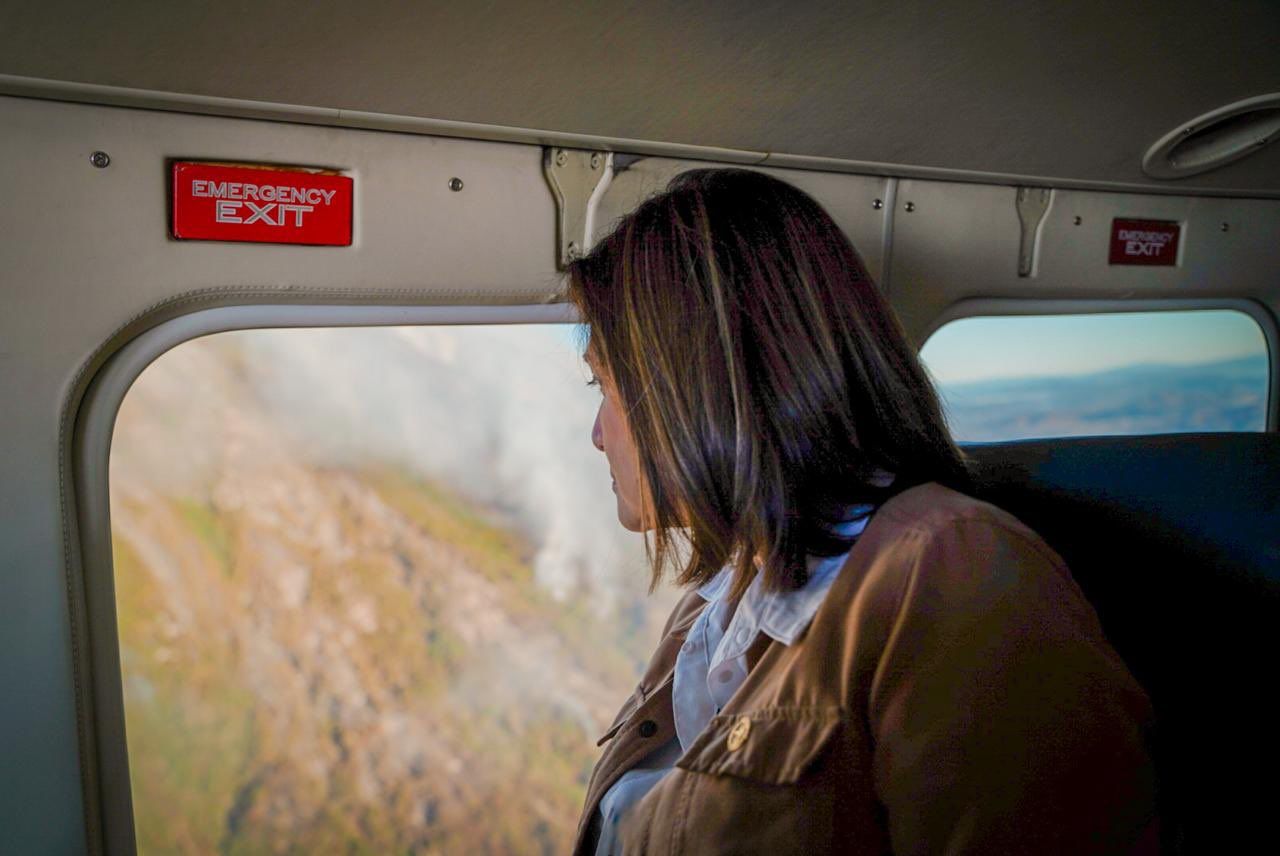 Herrera sobrevuela el área del incendio en el volcán de Agua