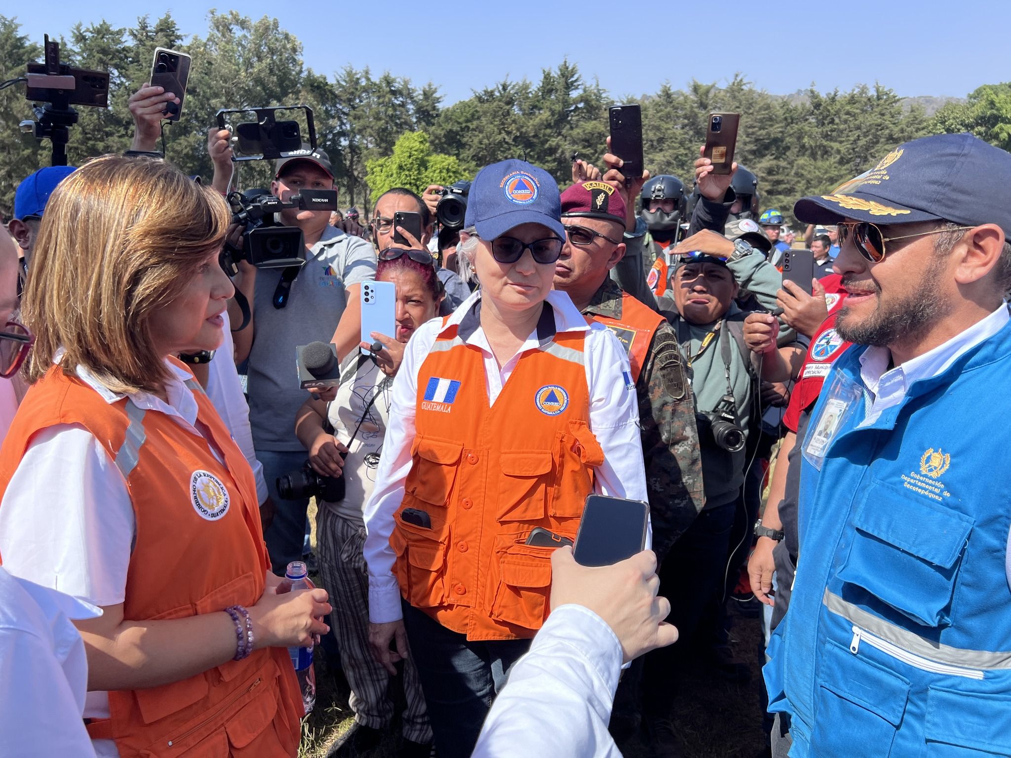 Herrera verifica acciones de combate del incendio en el volcán de Agua