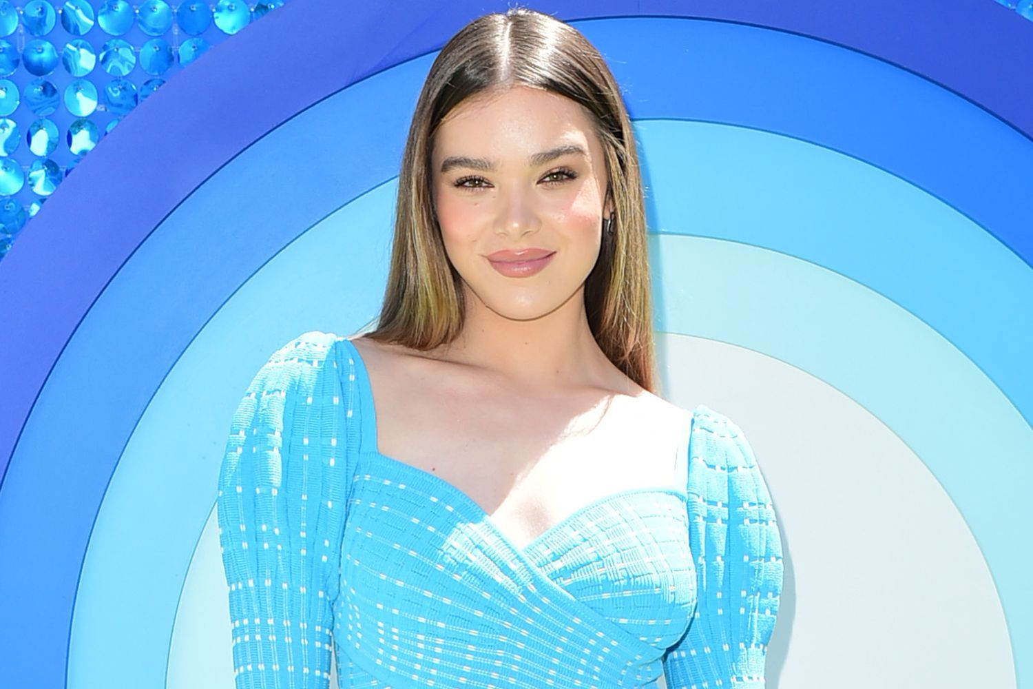 El revelador escote de Hailee Steinfeld en los Oscar 2024