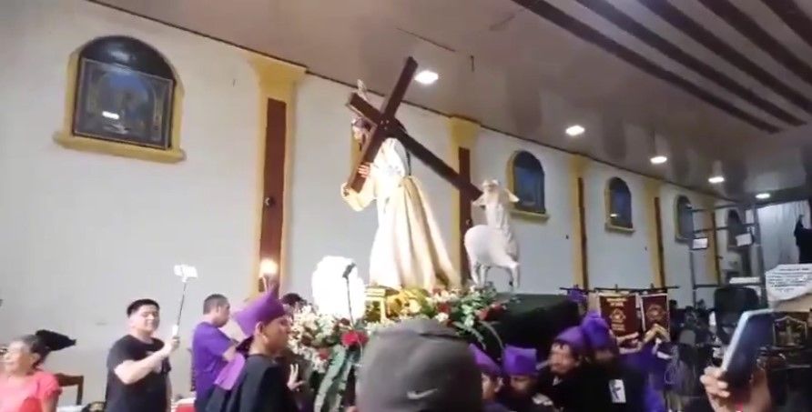 Imagen cae al suelo durante procesión en Mazatenango