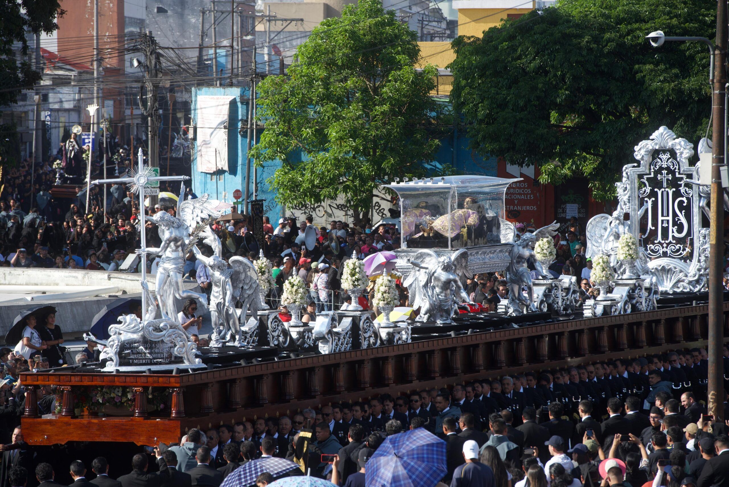 GALERÍA: Así avanza el cortejo procesional del Cristo Yacente de El Calvario