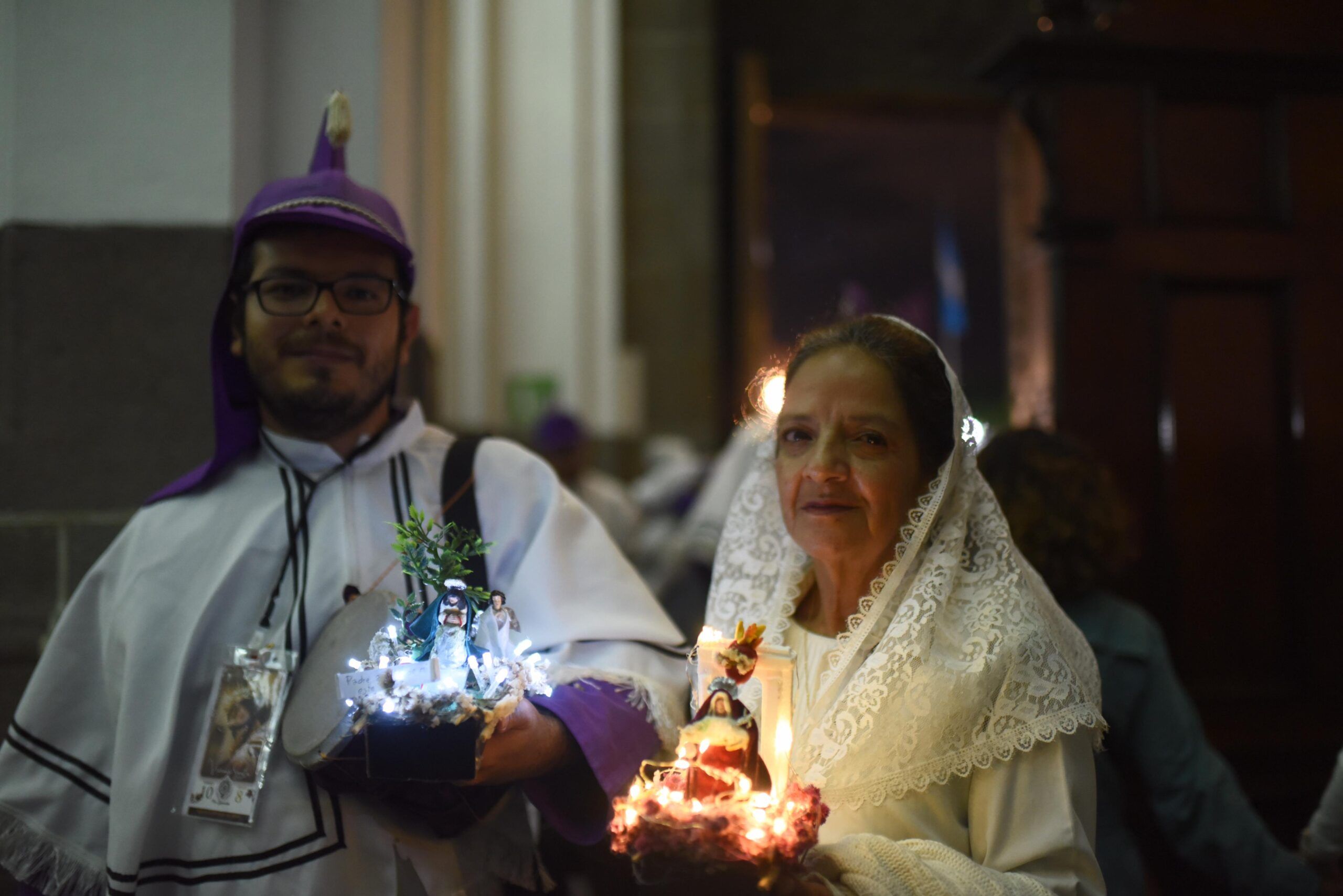 Católicos visitan sagrarios en Jueves Santo