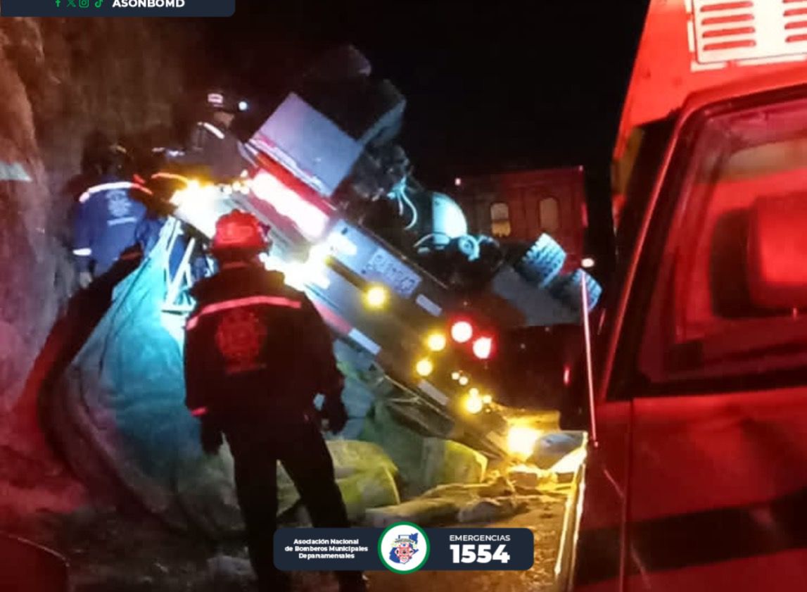 Piloto queda atrapado dentro de tráiler tras accidente