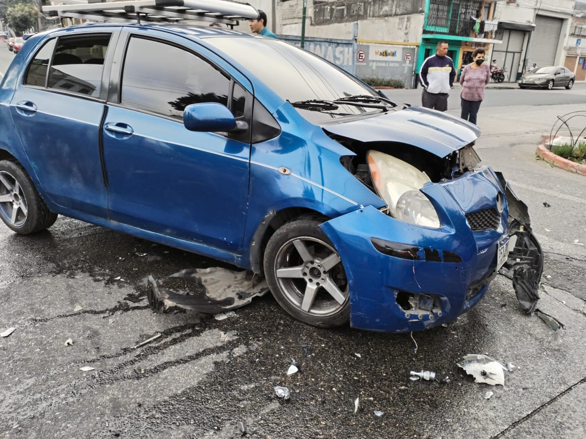 Vehículos semidestruidos tras accidente en zona 1