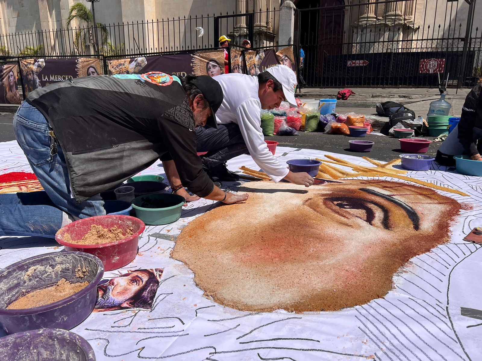 Elaboran alfombra “de La Abuelita” para el paso del Jesús de la Merced