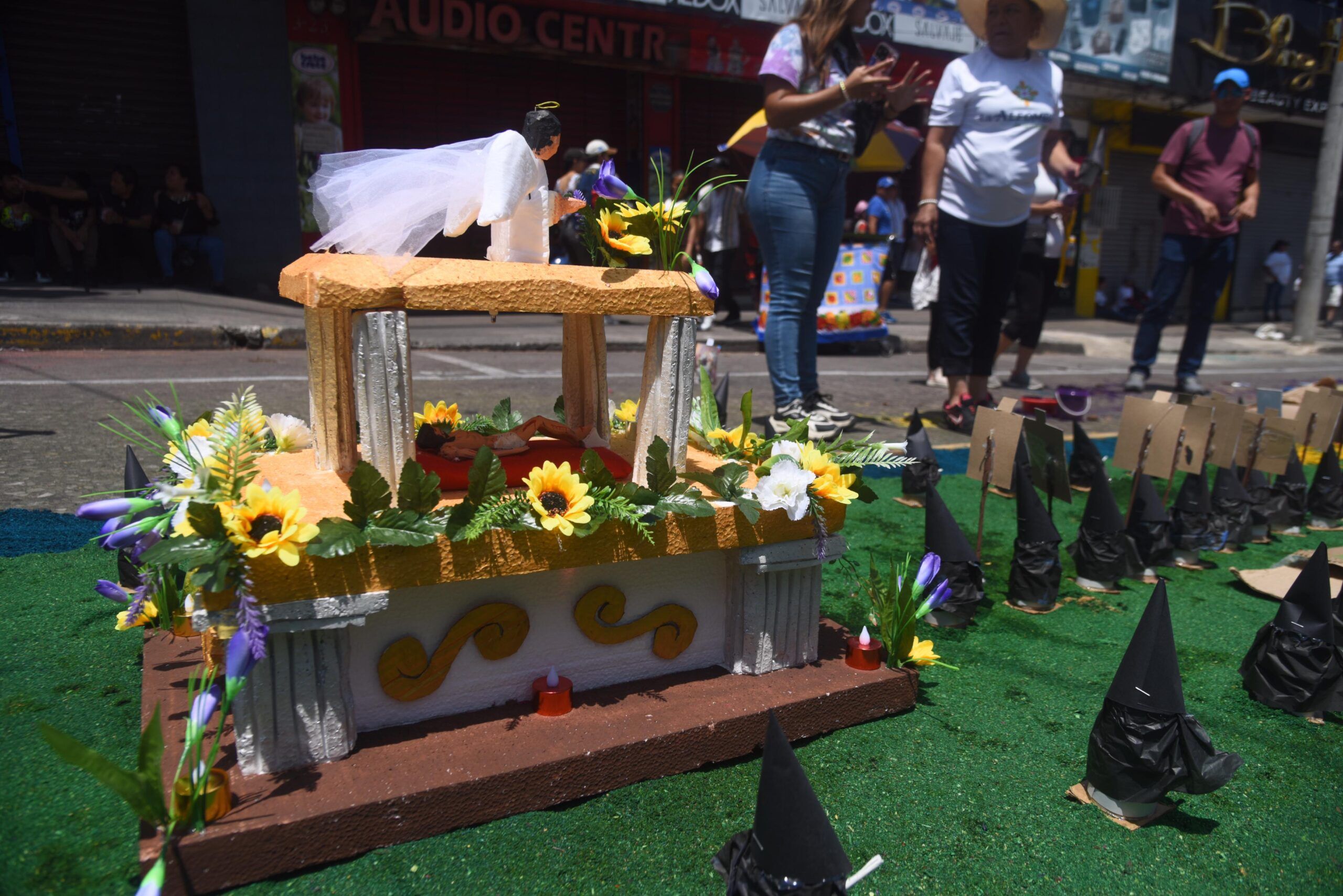 GALERÍA. Impresionante réplica de Cristo Yacente en Alfombra de la Ciudad