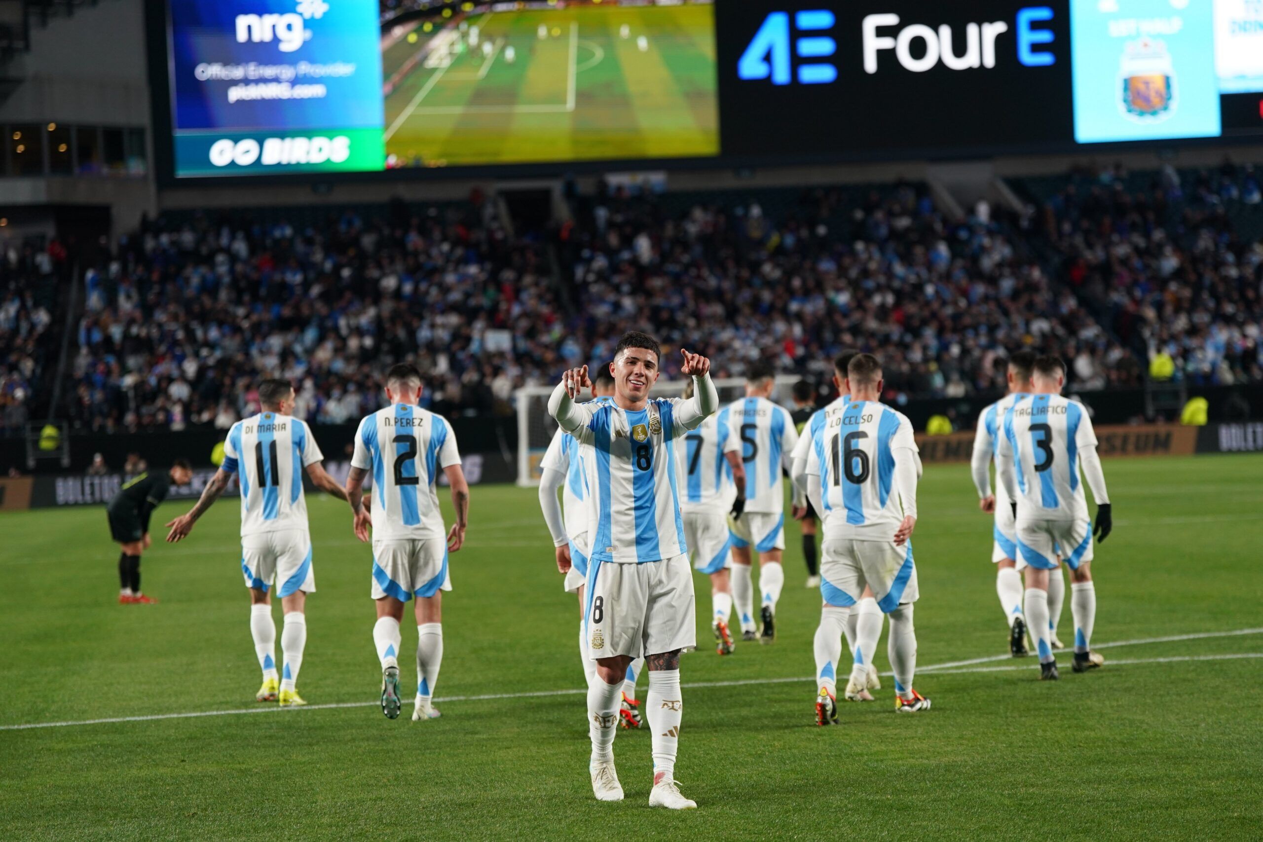 Argentina golea a El Salvador en duelo marcado por la ausencia de Messi