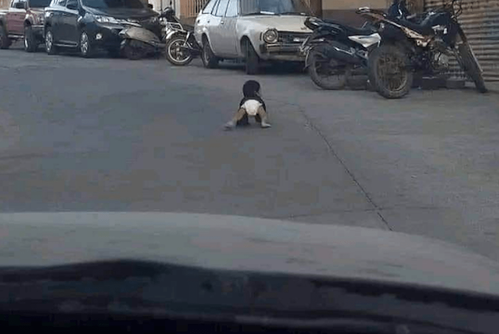 Fotos de bebé gateando solo por la calle causan indignación en Huehuetenango