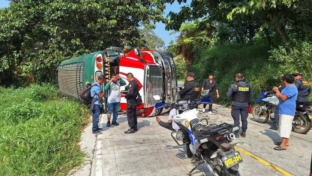 Bus vuelca en ruta hacia Colomba, Quetzaltenango