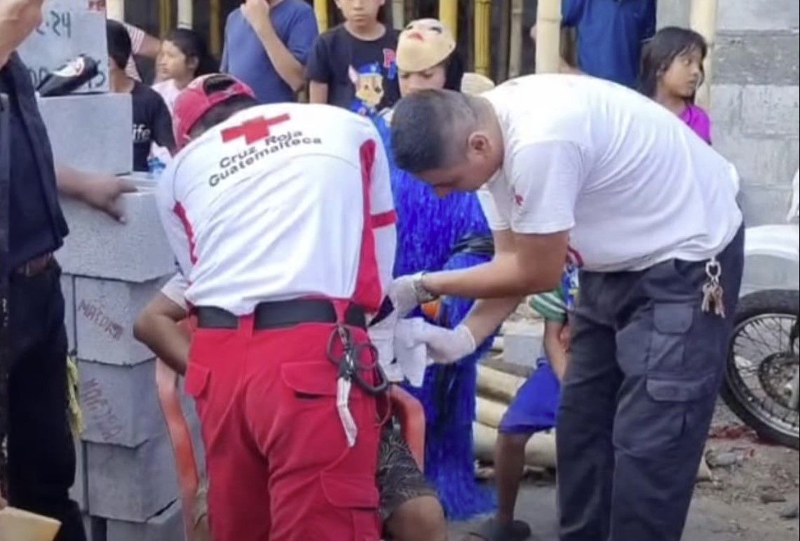 Hombre que personificaba a Jesús cae de la Cruz