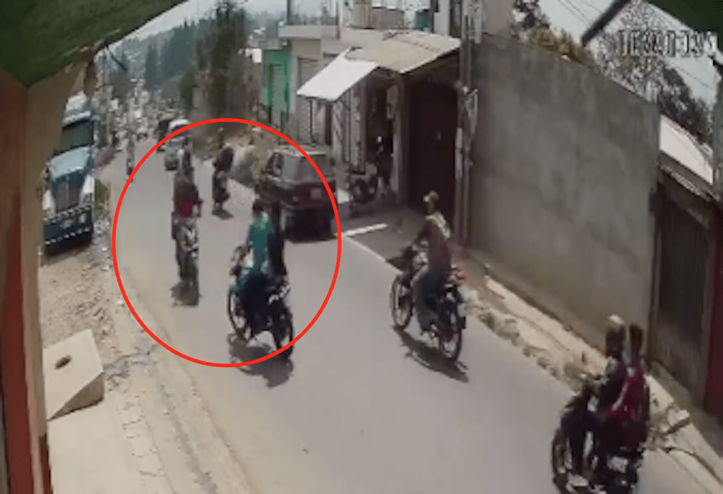 VIDEO. Fuerte choque entre motoristas sin casco en Chimaltenango