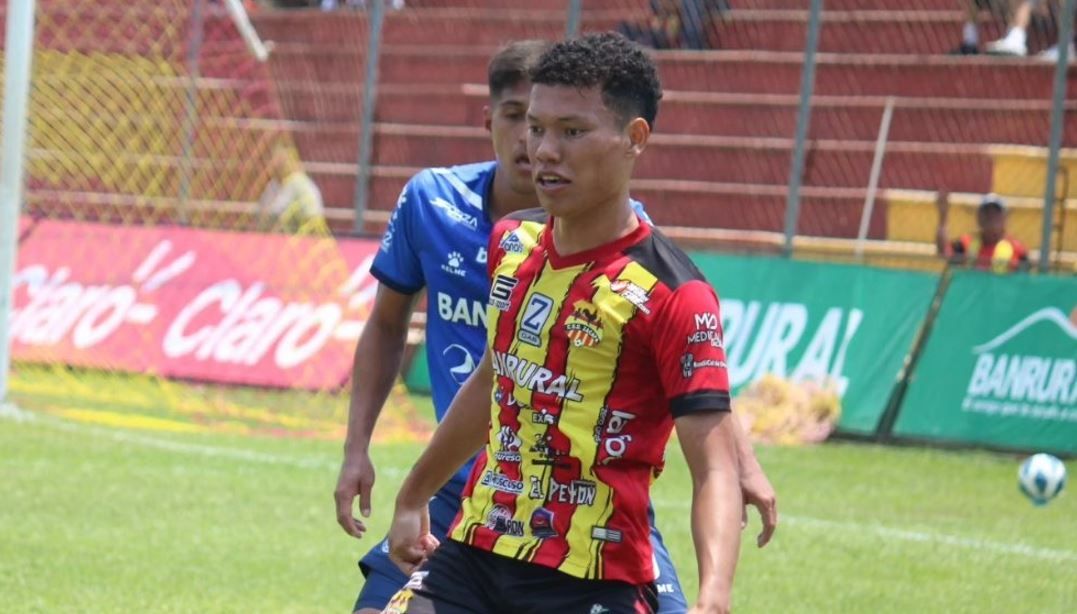 Zacapa rescata un empate ante Xelajú y sigue con vida