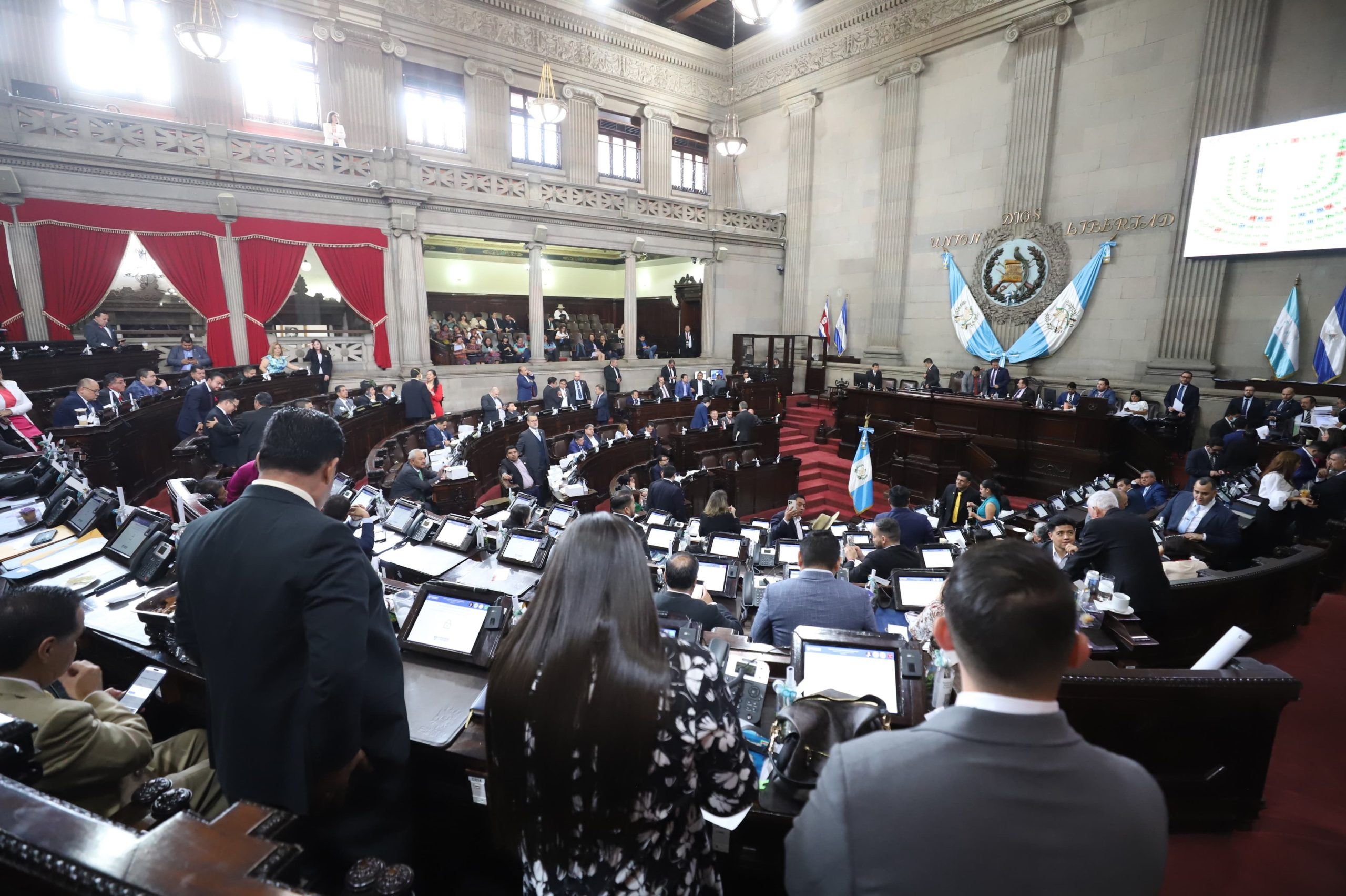 VIDEO. Diputados encuentran misteriosas botellas con mensajes en sus curules