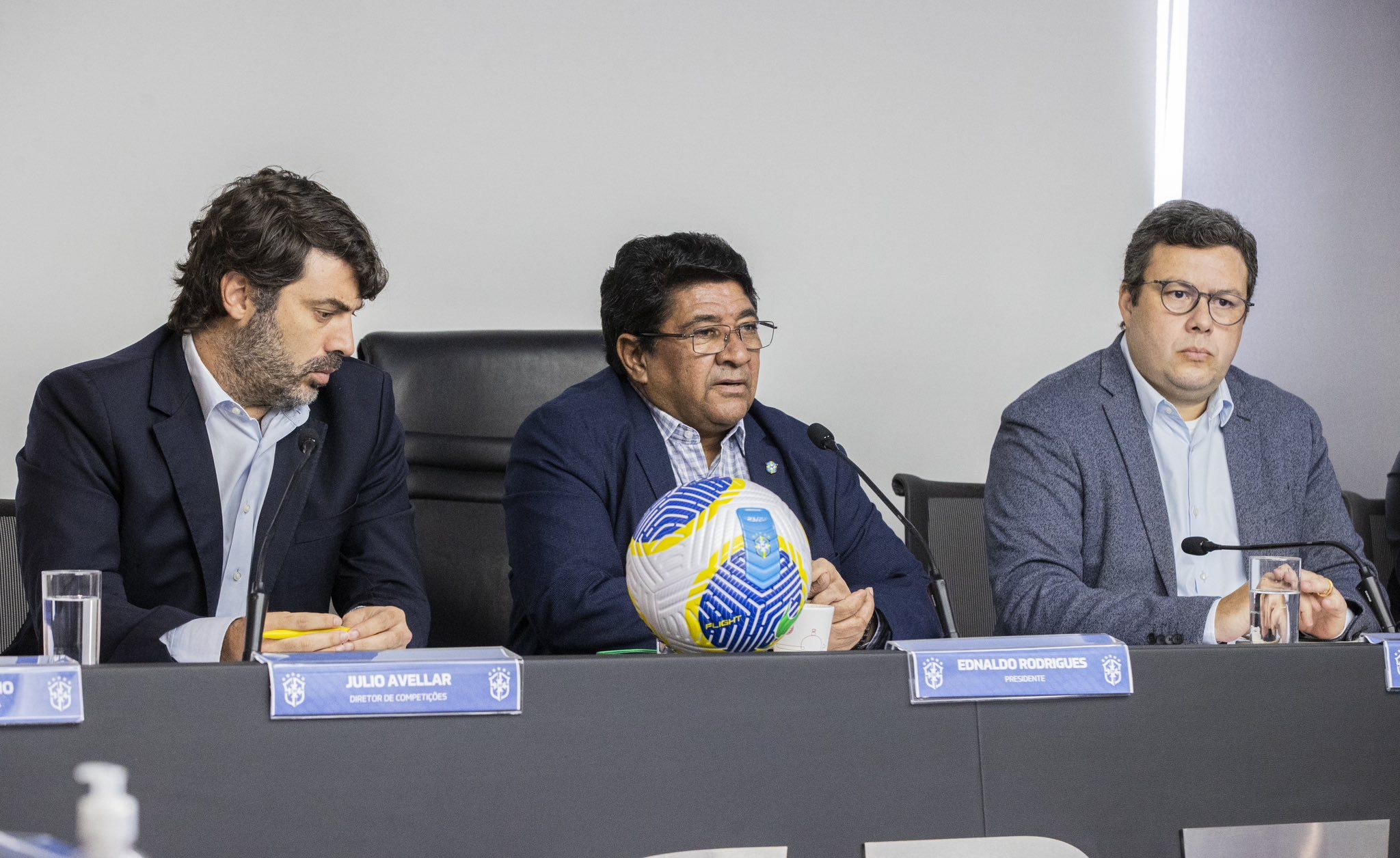 «Vergonzoso» y «nefasto», la CBF se pronuncia sobre los casos de Alves y Robinho