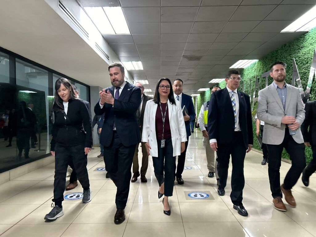 Embajador de EEUU visita Aeropuerto Internacional La Aurora