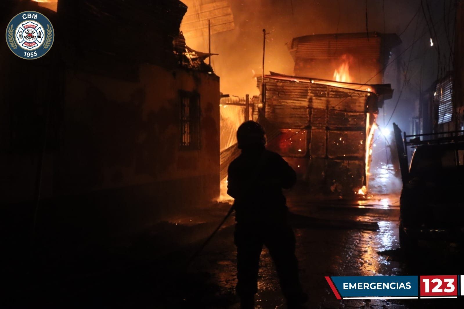 Incendio consume al menos 20 viviendas en zona 3