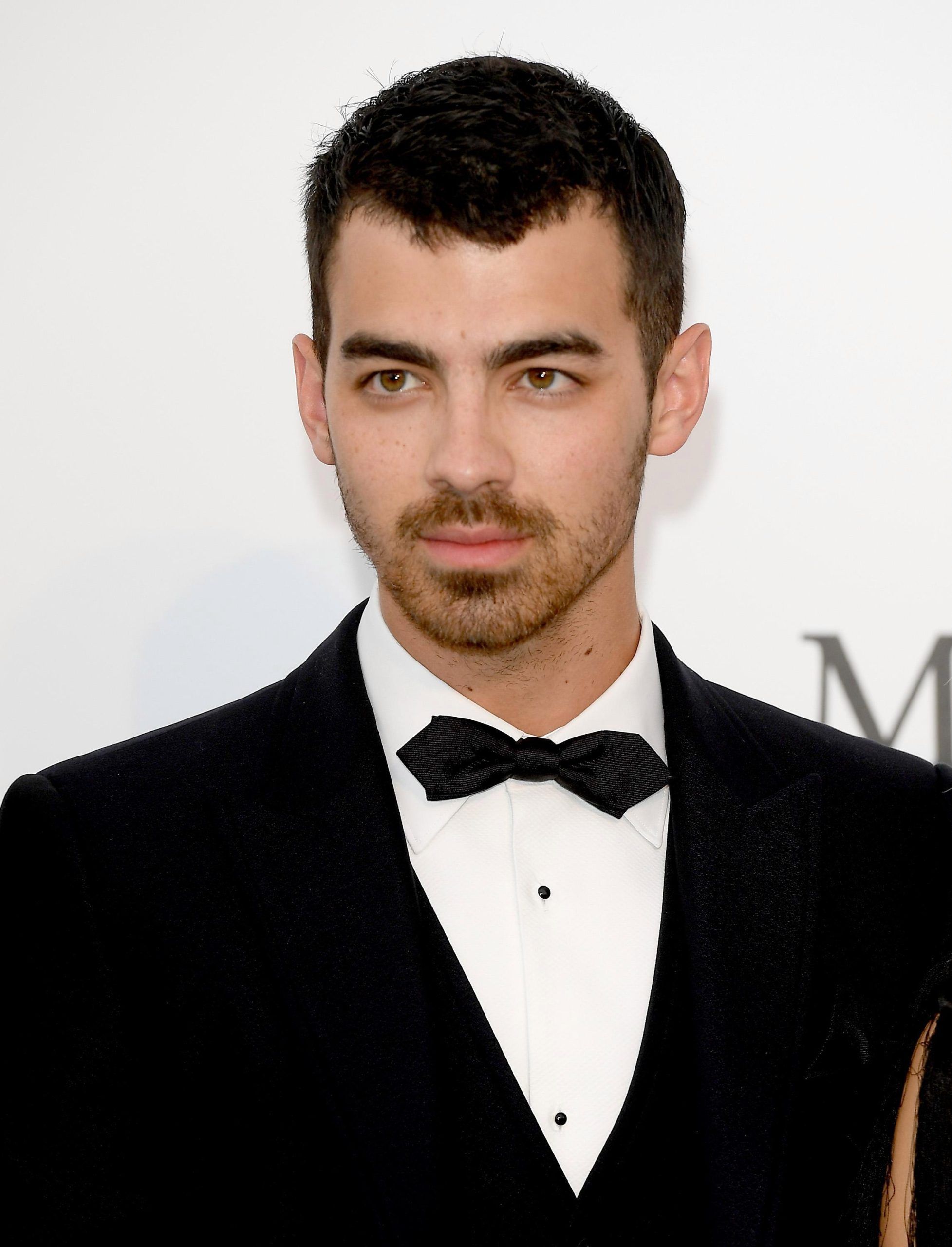 Joe Jonas captado besando a guapa modelo y confirma noviazgo