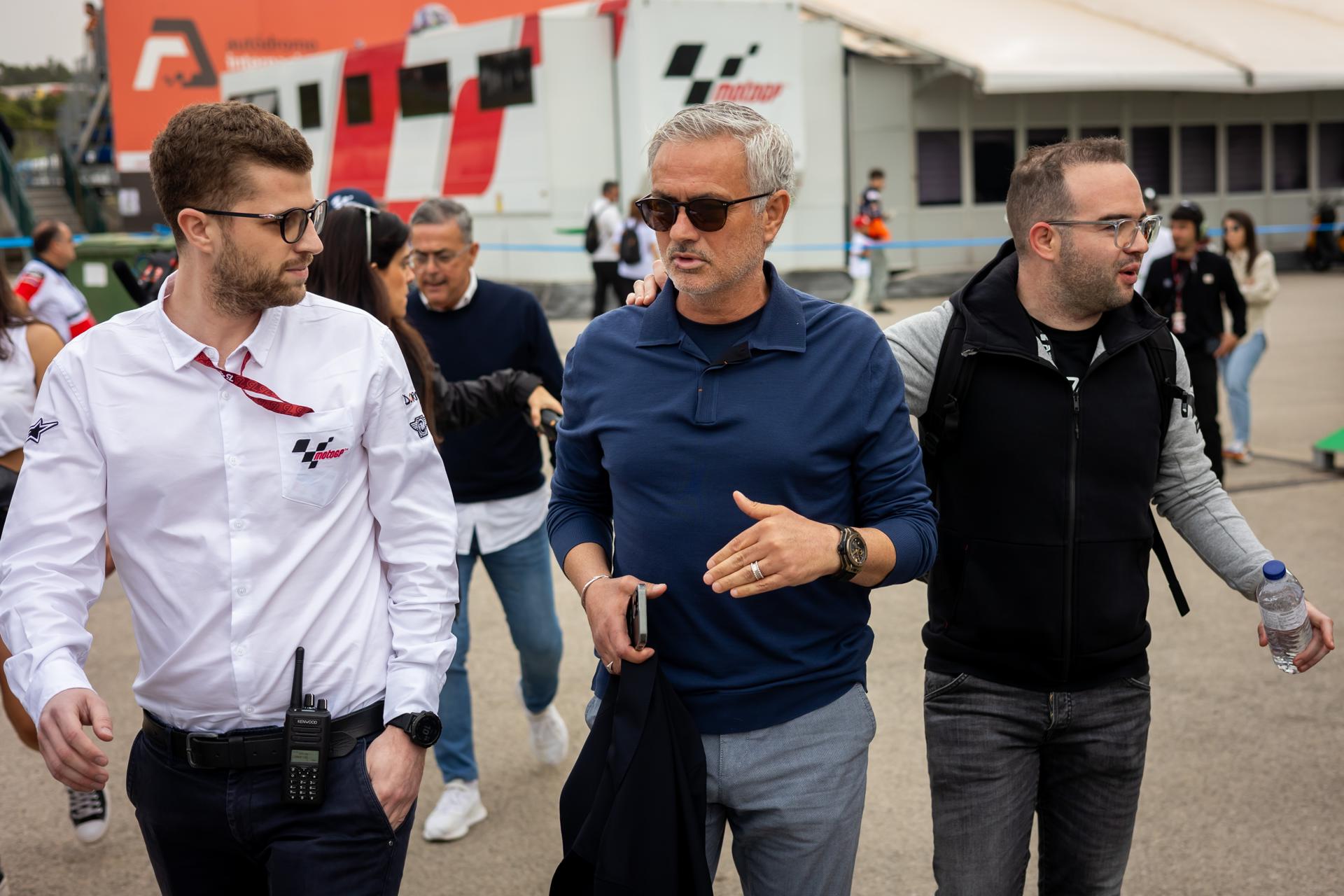 VIDEO. José Mourinho se roba el show en el Moto GP de Portugal