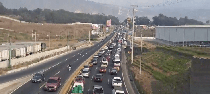 Jueves Santo: Largas filas hacia ruta al Pacífico