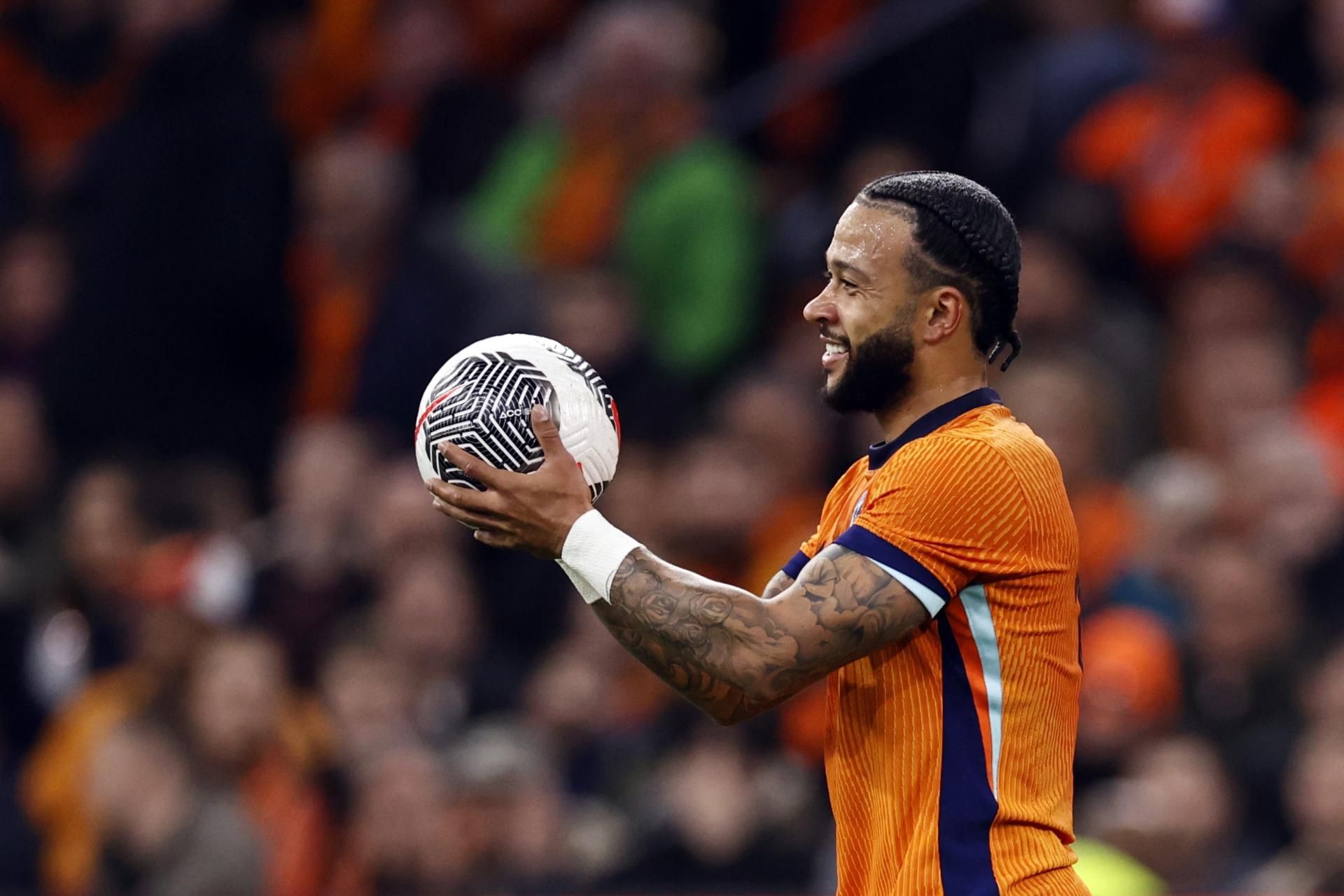 Agente de Depay desmiente que el neerlandés haya pagado fianza de Dani Alves