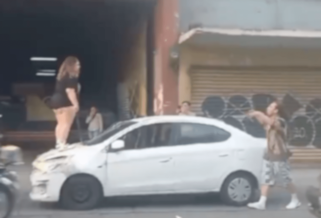 Identifican a mujer que destrozó el carro de su pareja en la Calle Martí