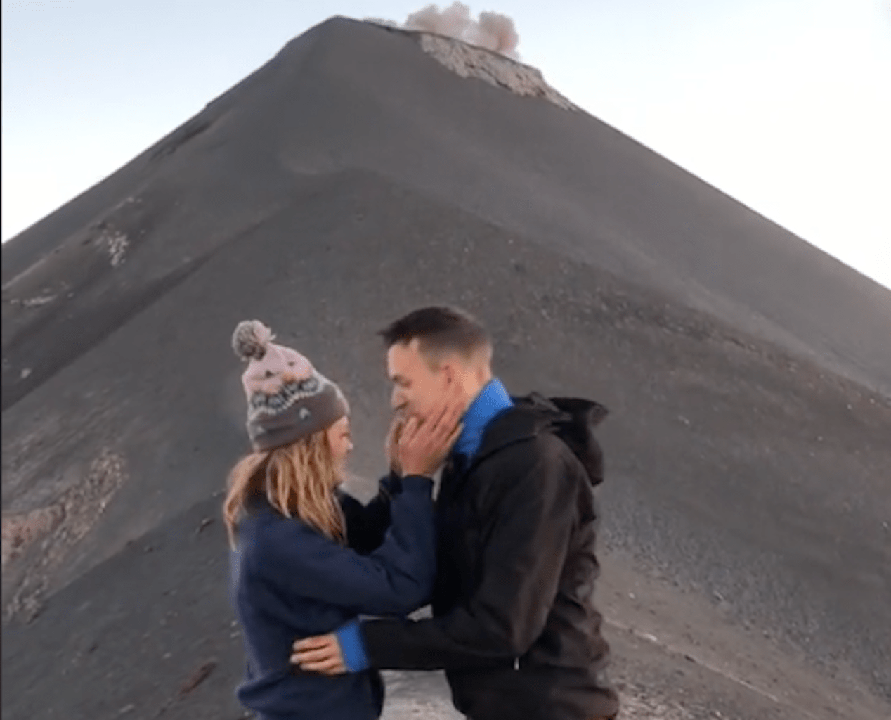 Propuesta de matrimonio en el volcán de Fuego se vuelve viral en TikTok