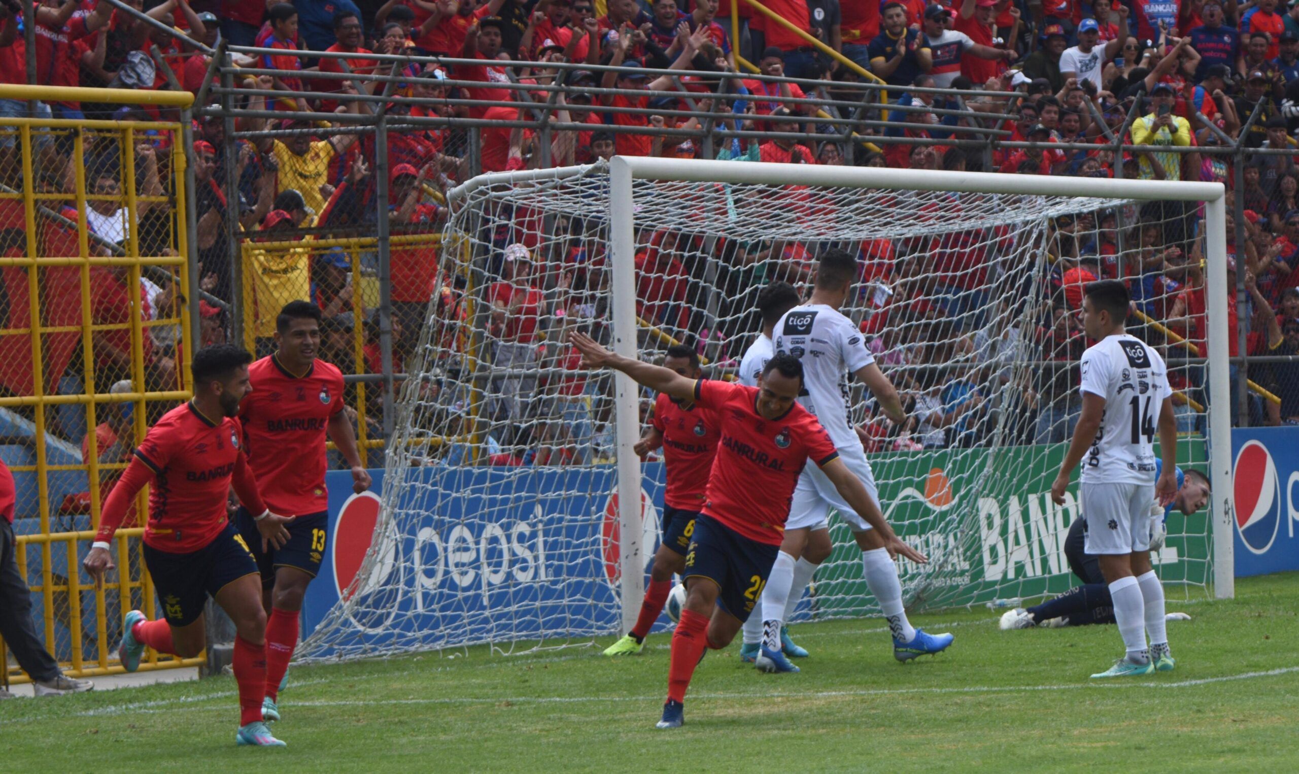 Municipal triunfa ante Cobán Imperial en un atractivo duelo