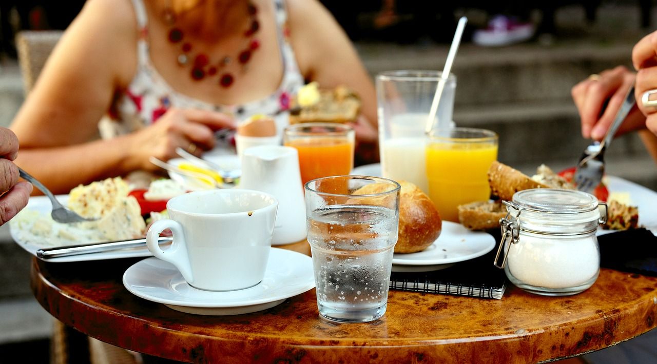 DEBATE: ¿Se debe cobrar por un vaso de agua potable?